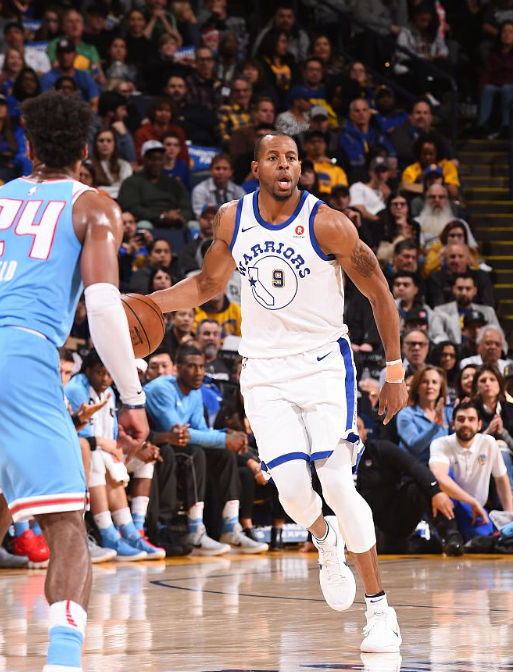 马奎尔在红雀队的 25 号球衣在圣路易斯地区极受欢迎