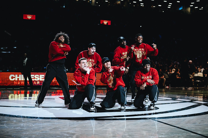 曼联对西汉姆的新布莱恩·姆贝莫罚球判决：裁判的智慧与争议