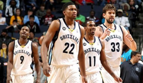 无缘升级向球迷跪拜道歉，水原三星主帅卞成焕赛后主动辞职