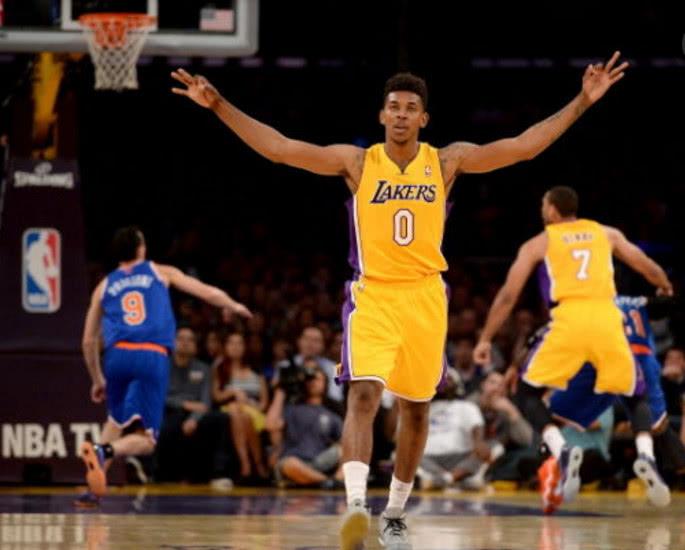 为了掩护同伴撤退，公牛独自留下应对狮群，英雄无处不在！